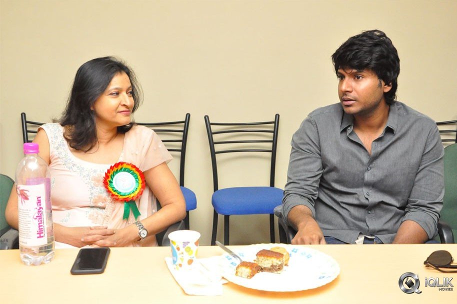 Manasuku-Nachindi-Movie-Team-At-Kasturba-Gandhi-College